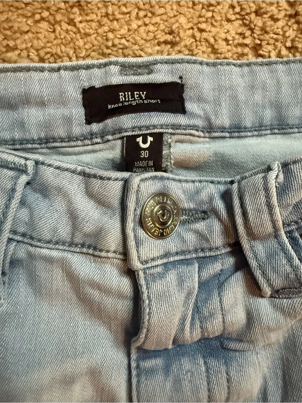 Men’s True Religion Riley knee-length light wash denim shorts Size 30